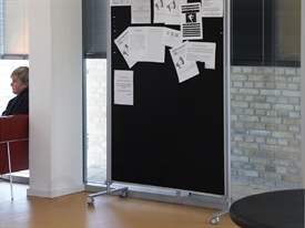 Skærmvæg med Whiteboard og Opslagstavle med Blå Tekstil og på Hjul 120 x 120 cm